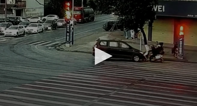 Video : Cảnh sát chạy thoát khỏi ô tô sắp va chạm