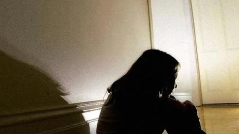 Video: Bác tra tấn cháu ruột như thời Trung cổ gây chấn động dư luận