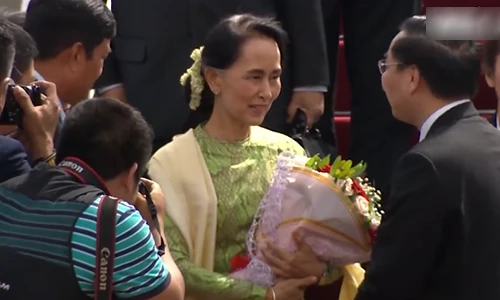 Video: Chuyên cơ chở bà Aung San Suu Kyi đến Đà Nẵng dự đối thoại APEC