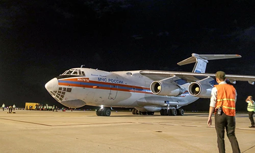 Video: Máy bay Nga chở 40 tấn hàng cứu trợ hạ cánh ở Cam Ranh