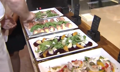 Video: ​Đầu bếp khách sạn 5 sao kể chuyện “bếp núc” cho lãnh đạo thế giới đến VN