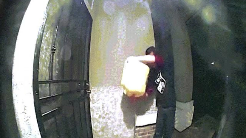 Video: Đổ dầu đốt nhà hàng xóm vì lý do "không thể ngờ tới"