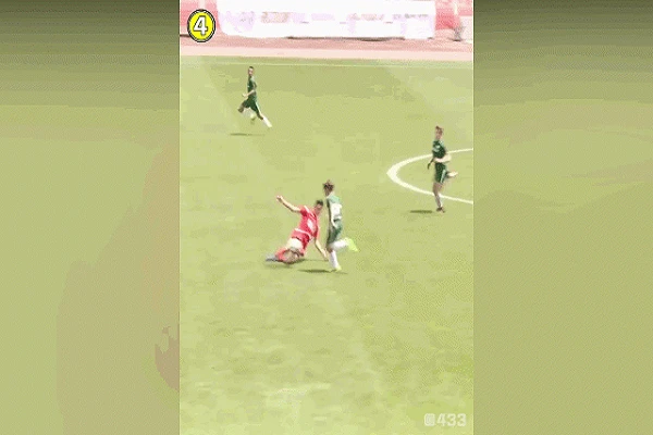 Video: Cướp bóng rồi solo từ phần sân nhà, cầu thủ ghi bàn thắng "không tưởng"