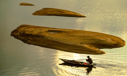 Hạn hán hồ Phú Ninh, ngư dân lội bộ thả lưới bắt cá