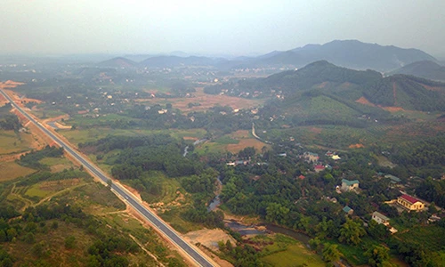 Video: Cận cảnh tuyến BOT gần 3.000 tỷ xuyên núi đồi Tây Bắc