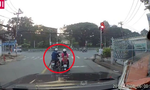 Video: Cô gái ngớ người khi bị cướp phăng điện thoại lúc chờ đèn đỏ