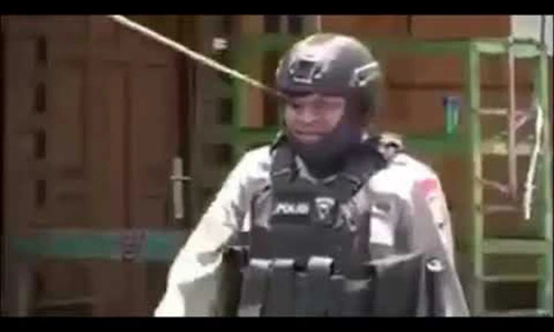 Video: Bị mũi tên bắn thủng mắt, cảnh sát vẫn thản nhiên đi lại 