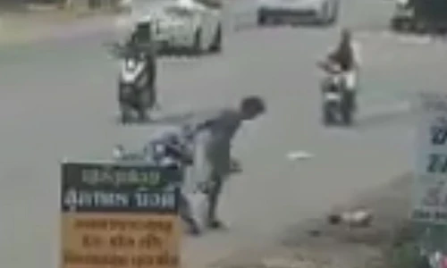 Video: Đánh rơi con giữa đường, bố mẹ vẫn loay hoay... dựng xe