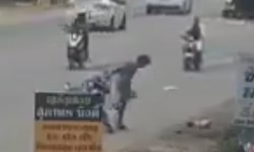 Video: Đánh rơi con giữa đường, bố mẹ vẫn loay hoay... dựng xe