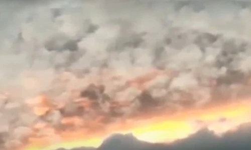 Video: Cảnh tượng bầu trời “bốc cháy” ở Ấn Độ