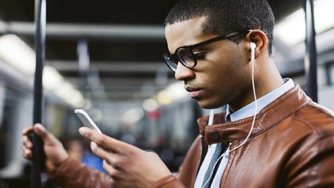 Video: Samsung thừa nhận Apple đã đúng khi 'khai tử' giắc cắm tai nghe