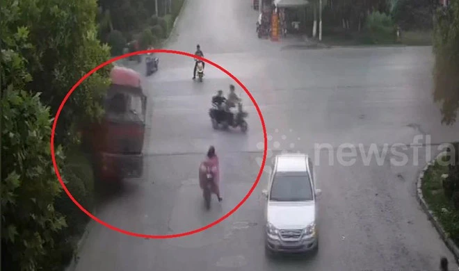 Video: Đám đông đào cát cứu người phụ nữ bị xe chở cát lật trúng