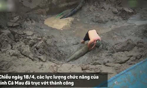 Video: Thót tim xem trục vớt quả bom nặng trên 300kg từ sà lan chở cát