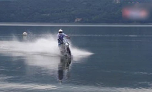 Video: Biker lái mô tô lao vun vút vượt 5km trên mặt hồ