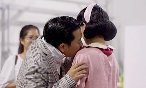 Video hậu trường Trường Giang ân cần giúp vợ chỉnh sửa trang phục