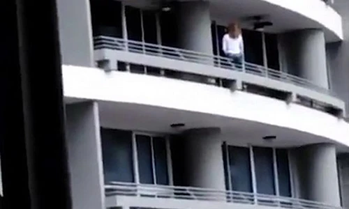 Video: Cô gái ngã từ ban công tầng 27 vì mải chụp ảnh selfie