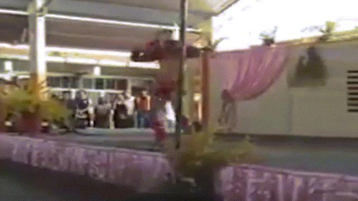 Video: Trường tiểu học thuê vũ công nhảy khêu gợi trước các bà mẹ và học sinh