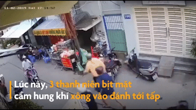 Video: Nhóm học sinh bị 3 thanh niên bịt mặt chém giữa ban ngày