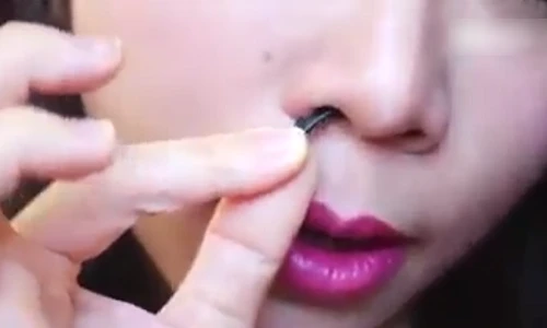Video: Phụ nữ châu Á rộ mốt nâng mũi không cần dao kéo