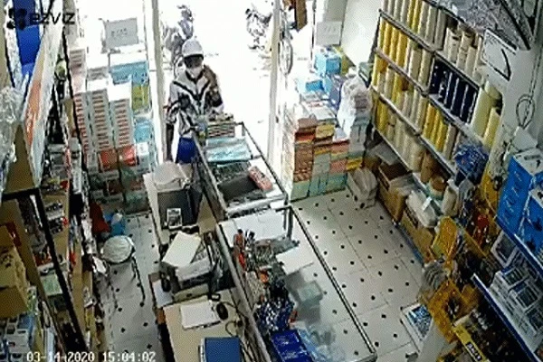 Vờ mua hàng, nam thanh niên trộm iPhone trước mặt người đàn ông