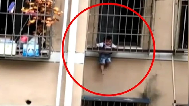 Video: Bé trai ở nhà một mình lủng lẳng giữa các song sắt cửa sổ tầng 3