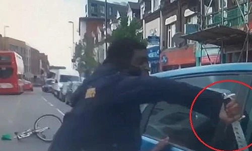 Video: Va chạm giao thông, người đi xe đạp rút dao điên cuồng chém ô tô