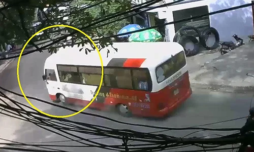 Video: Xe khách mất phanh điên cuồng lao dốc, gây tai nạn liên hoàn ở Cát Bà
