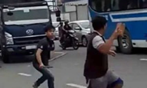 Video: Hỗn chiến giữa xe khách và xe tải sau va chạm