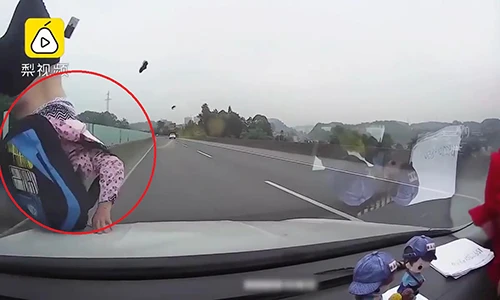 Video: Cụ bà băng qua cao tốc, bị ô tô tông bay người