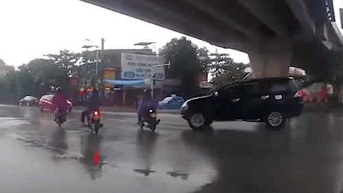Video: Tài xế lái xe không tập trung, ôtô húc ngã người đi xe máy