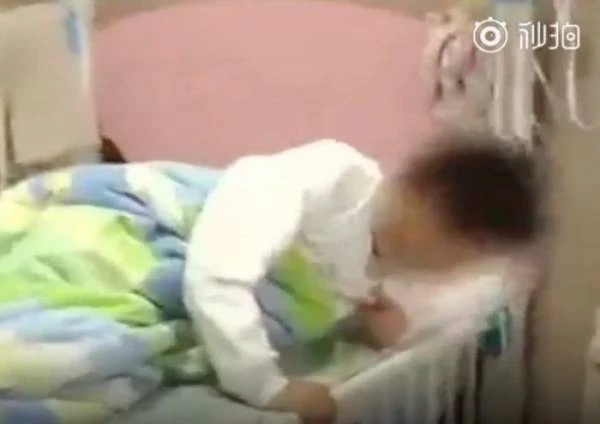 Video: Học sinh nhập viện vì bị giáo viên ép ăn rác