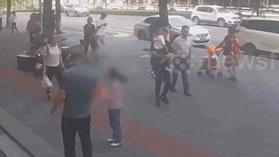 Video: Bé gái bị cửa kính tầng 11 rơi vào đầu