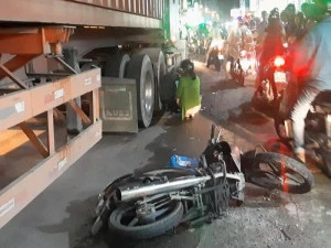Video: Xe máy va chạm với xe đầu kéo, 2 em bé thương vong ở TP.HCM