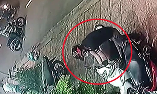 Video: "Đạo chích" trộm xe máy trên vỉa hè, tẩu thoát nhanh như chớp
