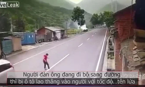 Video: Ô tô lao như tên lửa, người đi bộ thoát chết khó tin