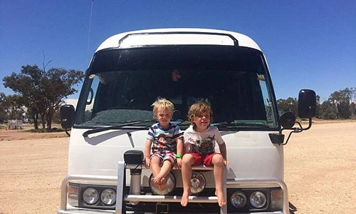 Gia đình bán sạch đồ đạc du lịch vòng quanh Australia