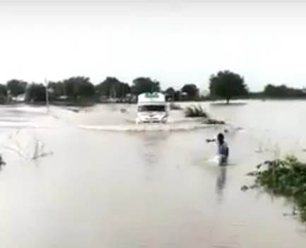 Video: Cậu bé lội nước dẫn đường cho xe cứu thương qua cầu