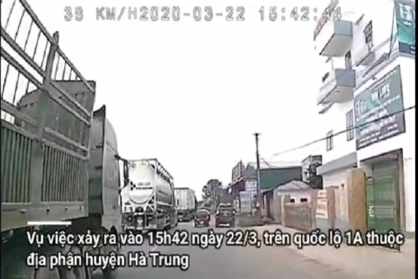 Video: Tránh xe tải, xe bồn ủi xe con, người đi đường thót tim