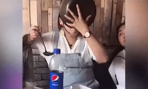 Video: Gái xinh "ăn thùng uống vại" khiến trai trẻ sợ hãi.. bỏ chạy