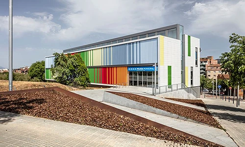 "Lóa mắt" trụ sở cảnh sát 'màu mè' nổi bật giữa phố Tây Ban Nha