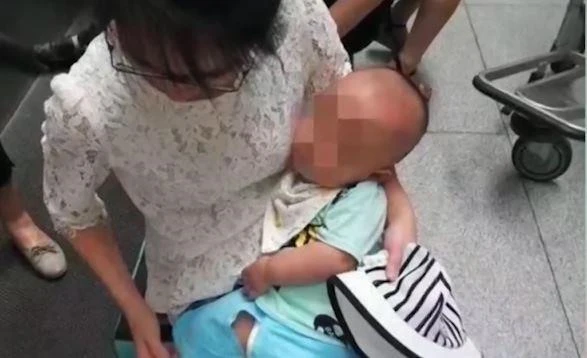 Video: Mẹ bán con song sinh lấy tiền mua điện thoại ở Trung Quốc