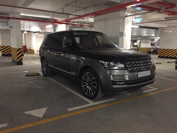 ẫu SUV Range Rover cũng góp mặt trong hầm gửi xe đang gây xôn xao dân mạng này. Với phần ngoại thất có hai tông màu, nhiều người dự đoán xe thuộc phiên bản cao cấp nhất là SVAutobiography.Và hiện giá bán siêu xe này là khoảng 17 tỷ đồng. 