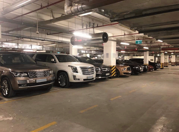 heo đó, gây xôn xao dân mạng mới đây là loạt ảnh chụp bãi đỗ xe của một chung cư ở Hà Nội. Nhìn ảnh, ai cũng choáng váng khi nơi đây tụ hội các hãng xe danh tiếng thế giới như Ferrari, Bentley, Rolls-Royce, Cadillac, Land Rover,...