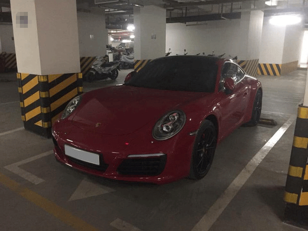 òn đây là chiếc Porsche Carrera 4 màu đỏ khá hiếm ở Việt Nam.