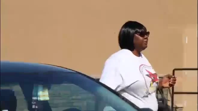 Video: Thanh niên giả vờ đập vỡ kính xe người khác và cái kết