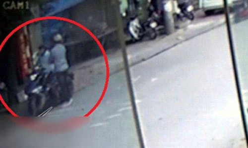 Video: Hà Nội: Táo tợn giật phăng túi nhẫn từ tay chủ tiệm vàng