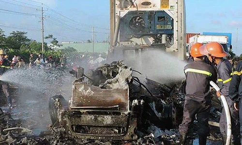 Video: Xe đầu kéo cháy ngùn ngụt trên QL1A