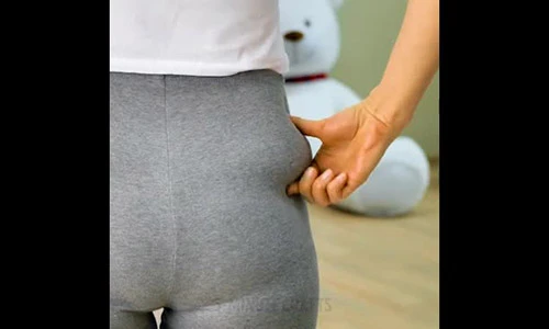 Video: Làm mất mỡ lồi lõm vì quần quá chật bằng tất rách