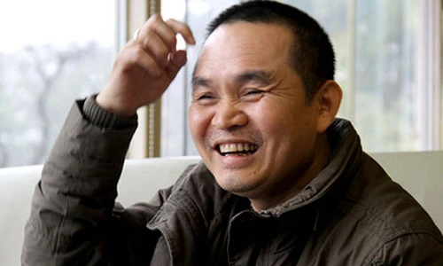 Video: Phản ứng của Xuân Hinh khi bị hôn trộm