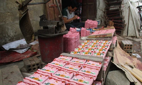 Về làng Địa Linh xem nghề nặn đất 'sinh' ông Công, ông Táo